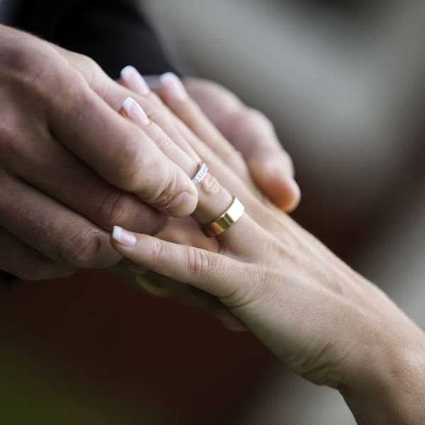 新郎新娘戴上戒指