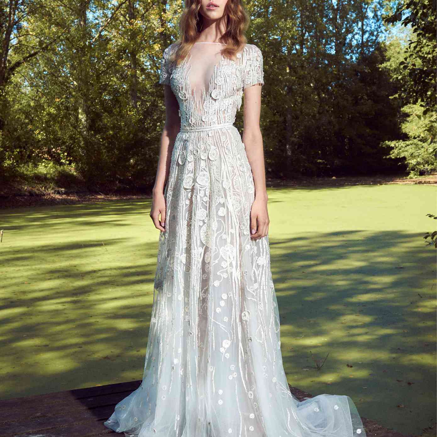 模型与幻觉短袖船领裙礼服领口,串珠刺绣和贴花