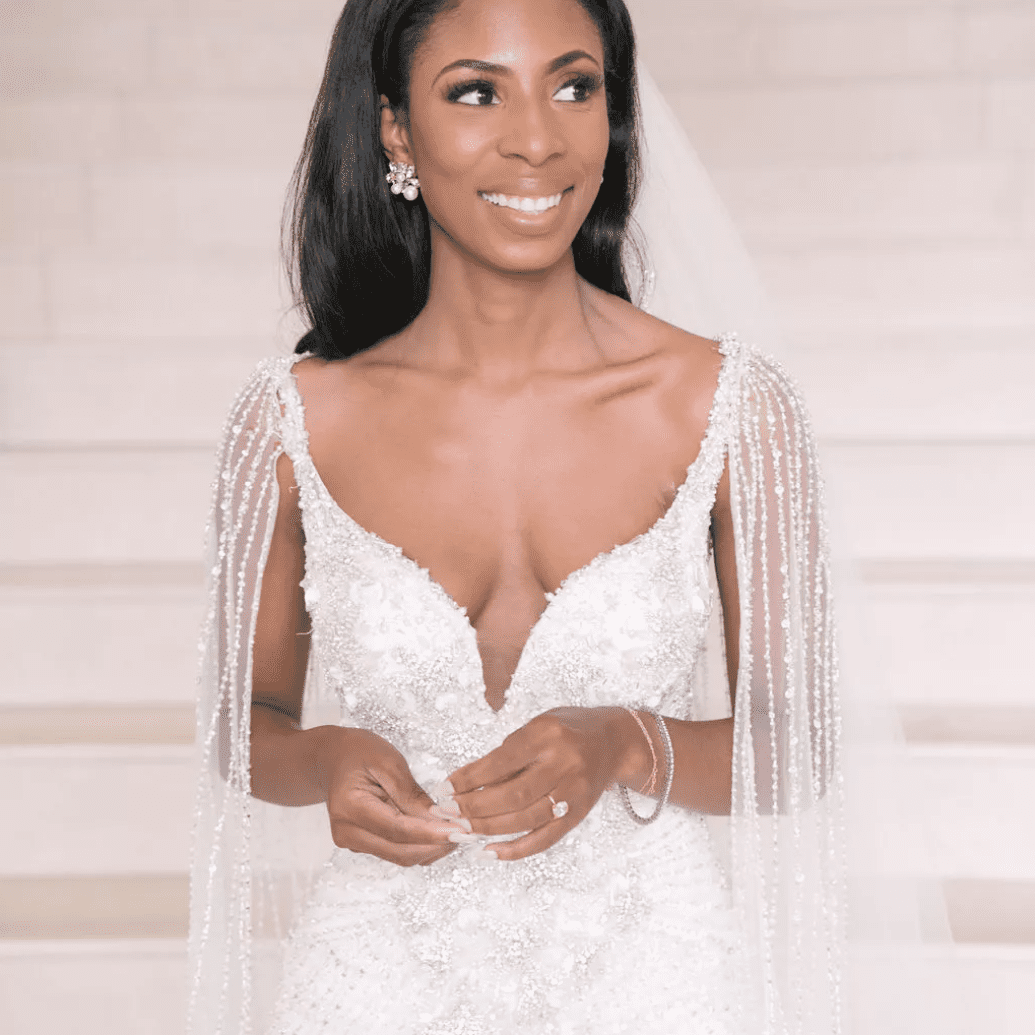 新娘与柔和的化妆和装饰披肩