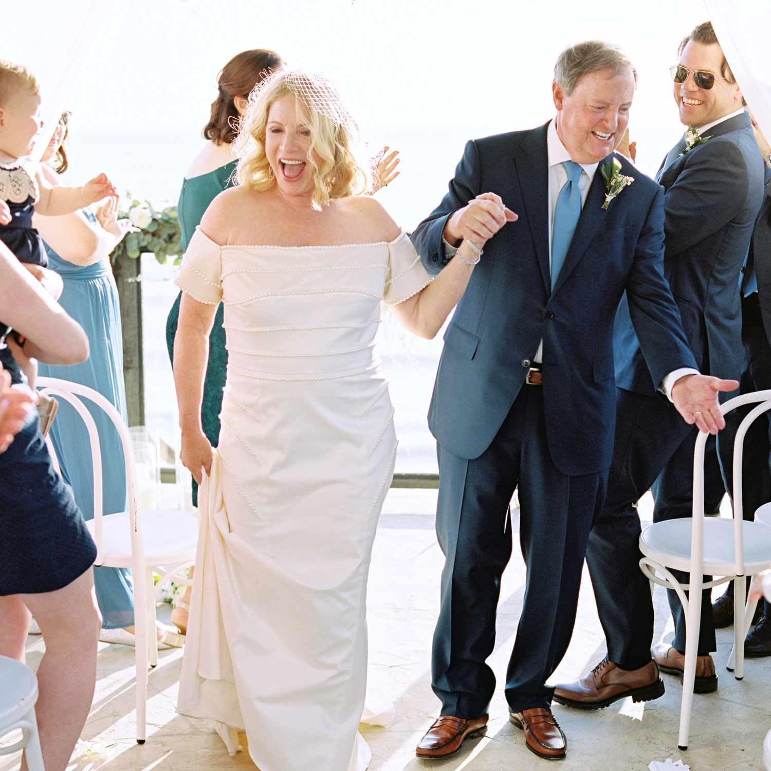 亲密的加利福尼亚婚礼，新娘和新郎走下走道