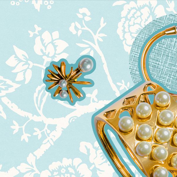 照片合成金手镯，金厚手链，和一个金胸针