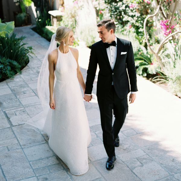 新娘和新郎步行