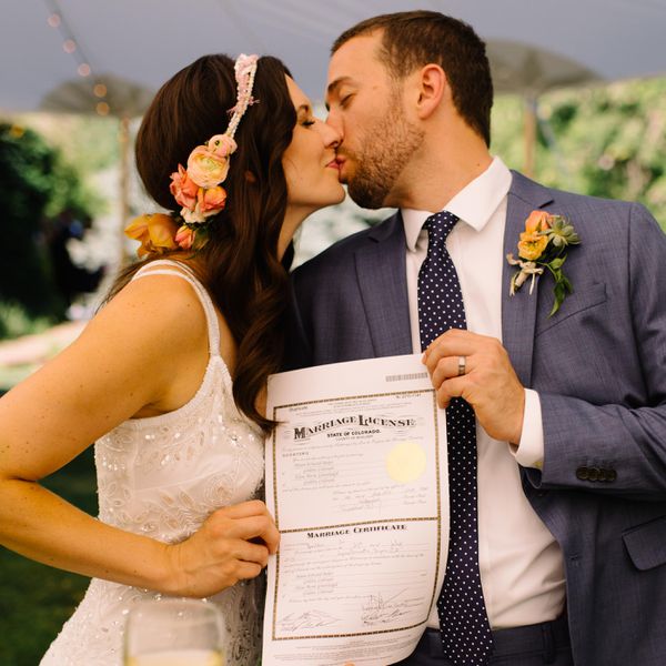 新娘和新郎签署结婚证