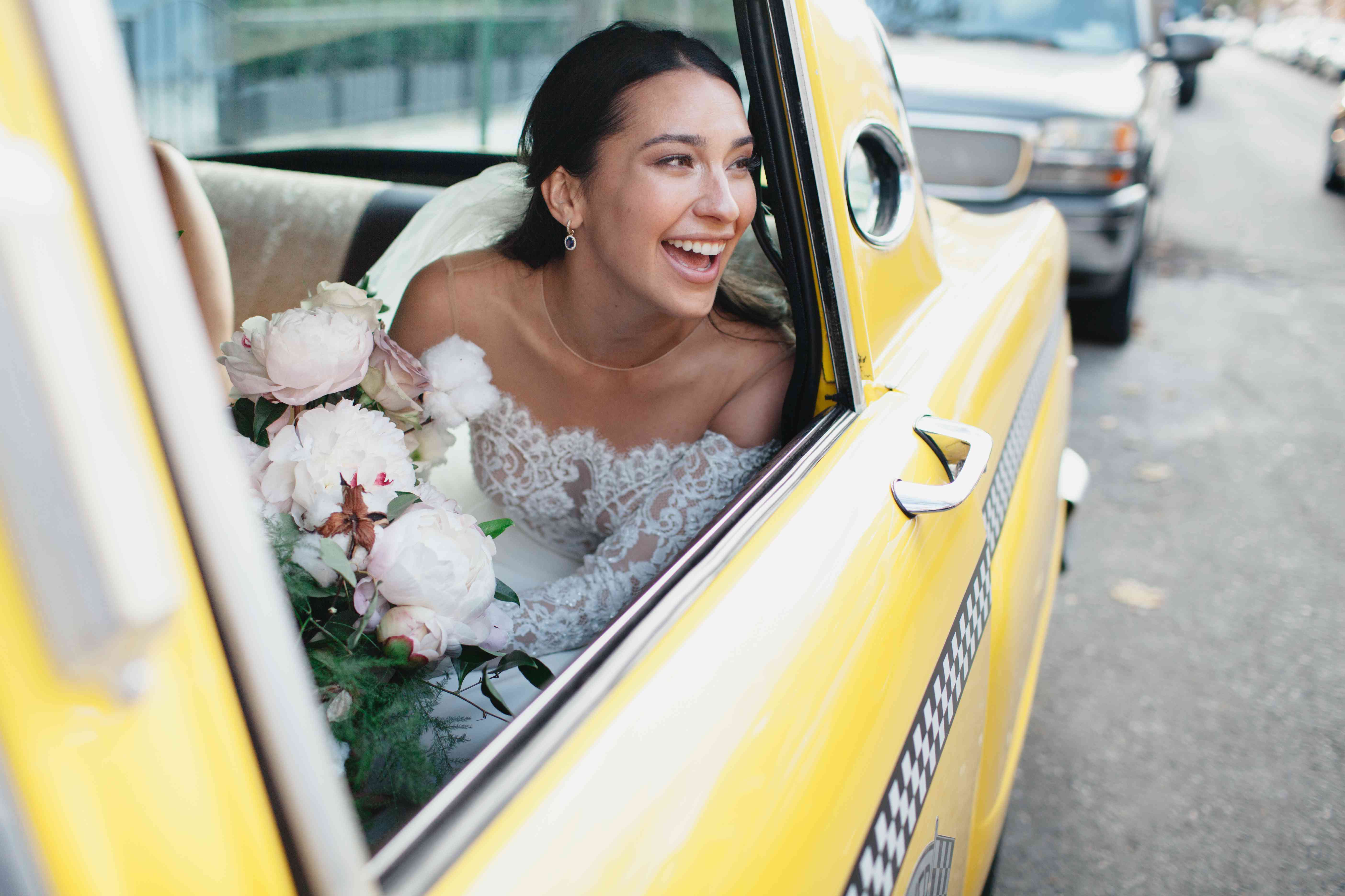 出租车里的新娘