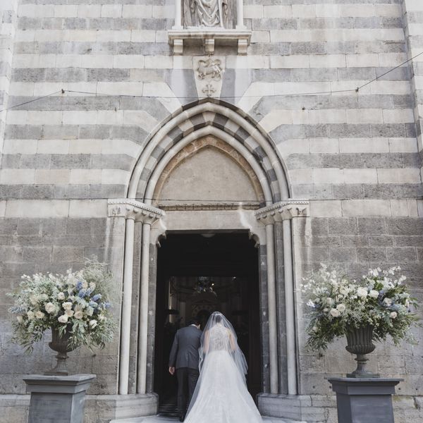 浪漫湖科莫婚礼，新娘和父亲进入教堂