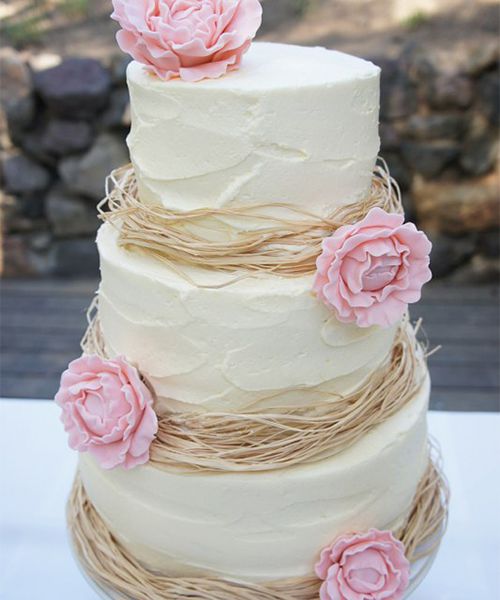 带粉红色花朵的婚礼蛋糕