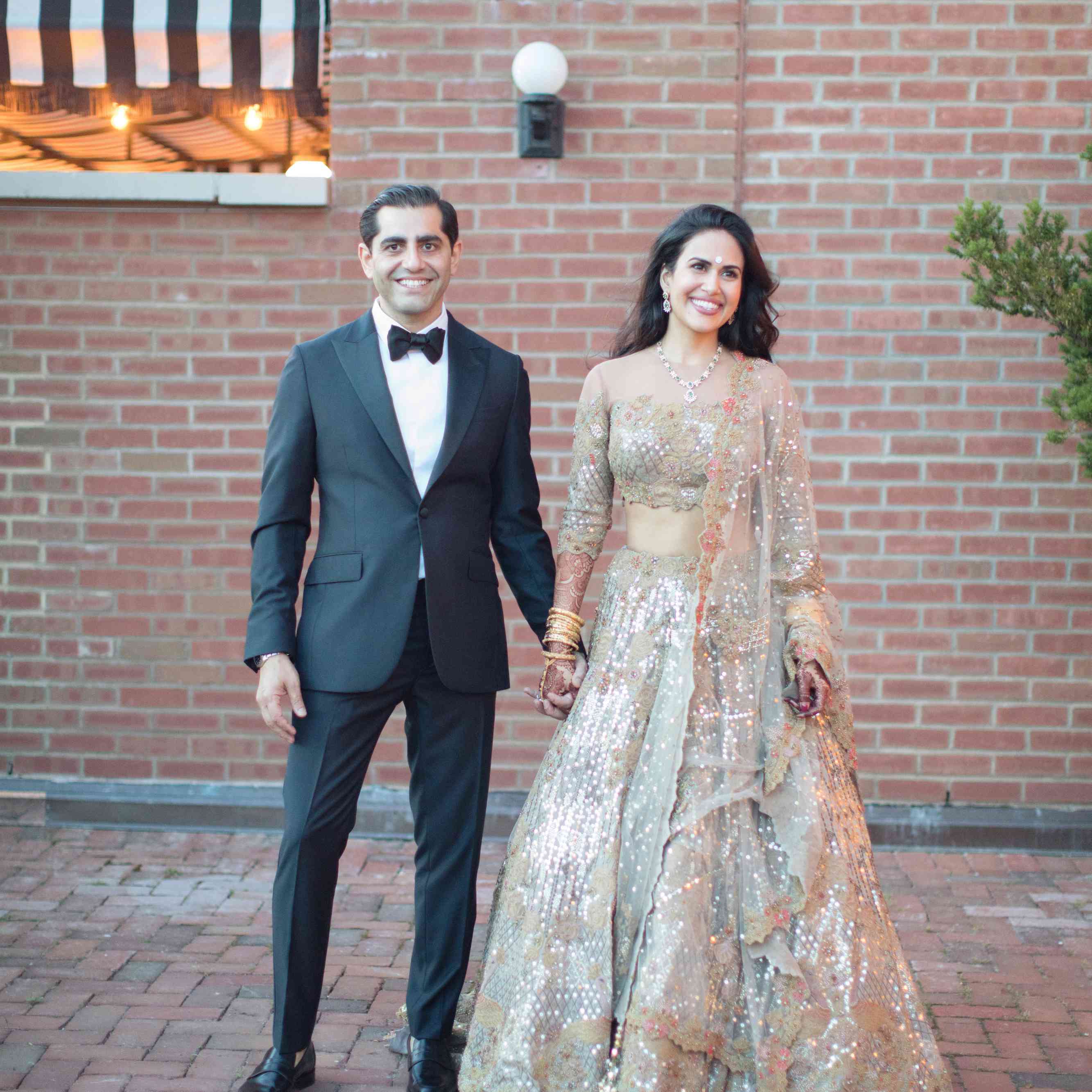 新娘和新郎手牵着手