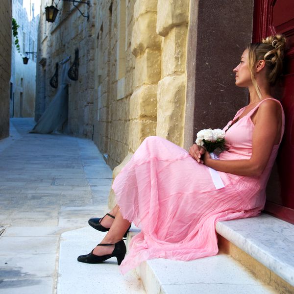 年轻女子穿着连衣裙和外面等候