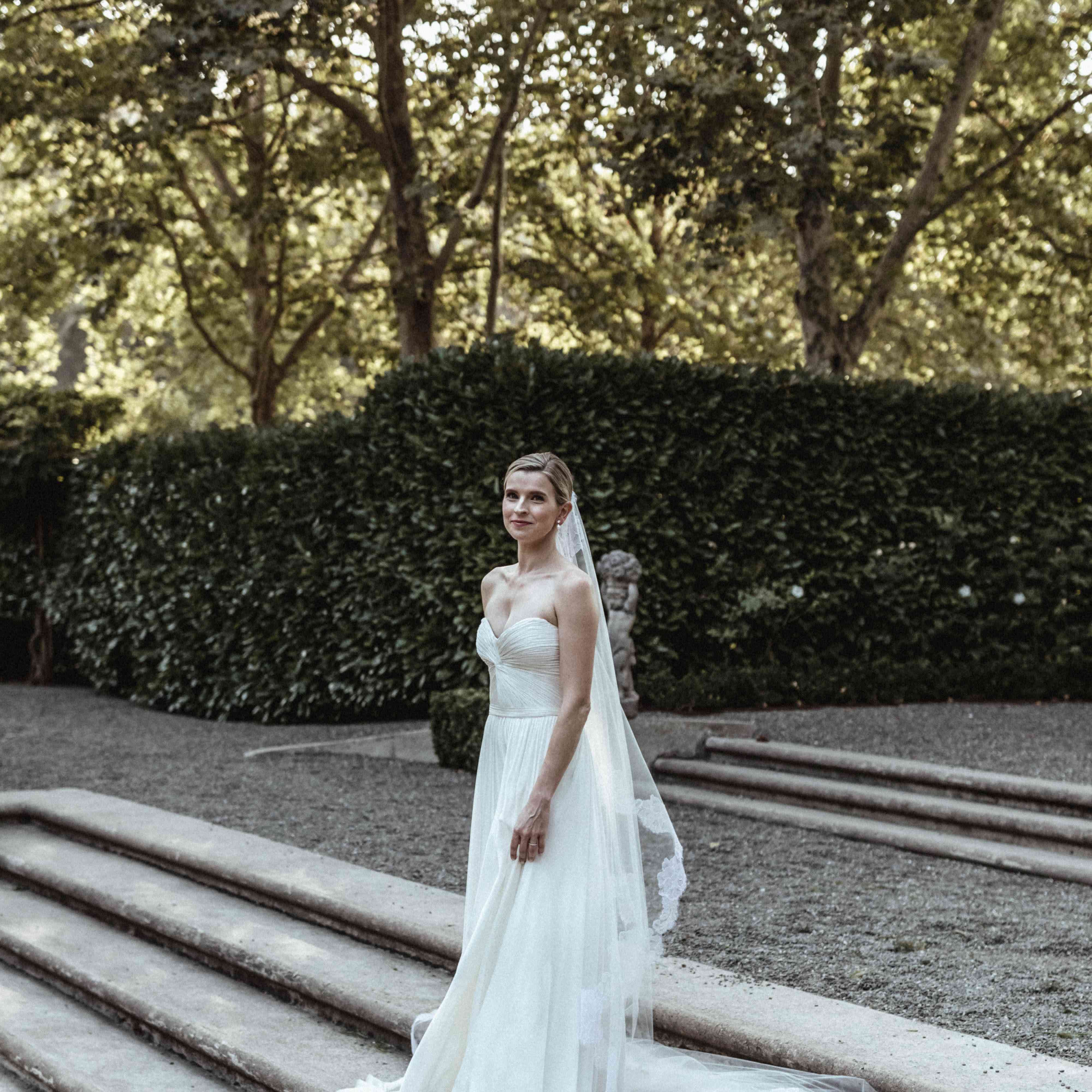 新娘穿着无肩带婚纱