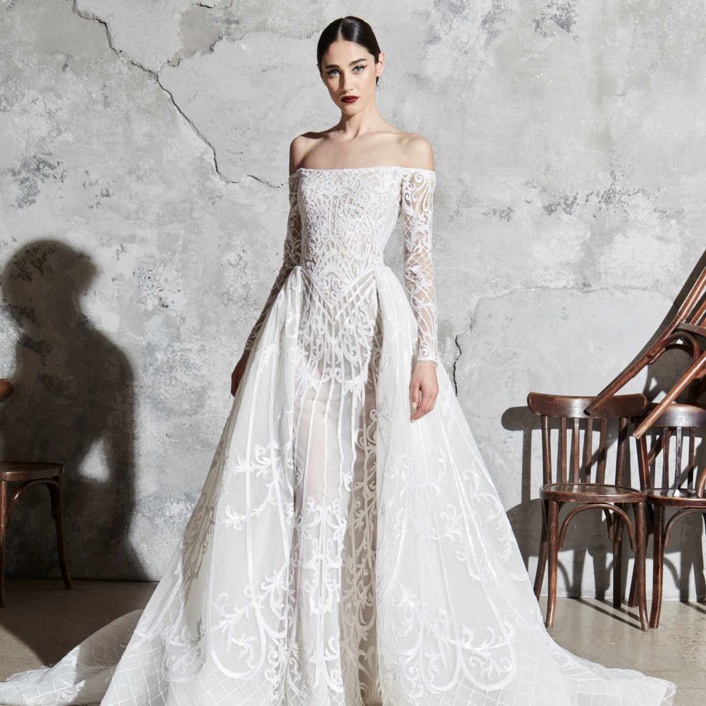 模型露肩绣花礼服附带一个绣半裙