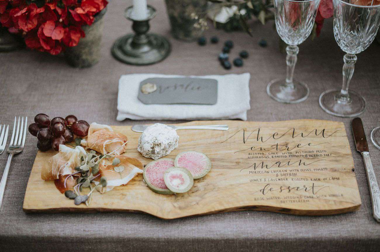 优雅书法的Charcuterie董事会菜单