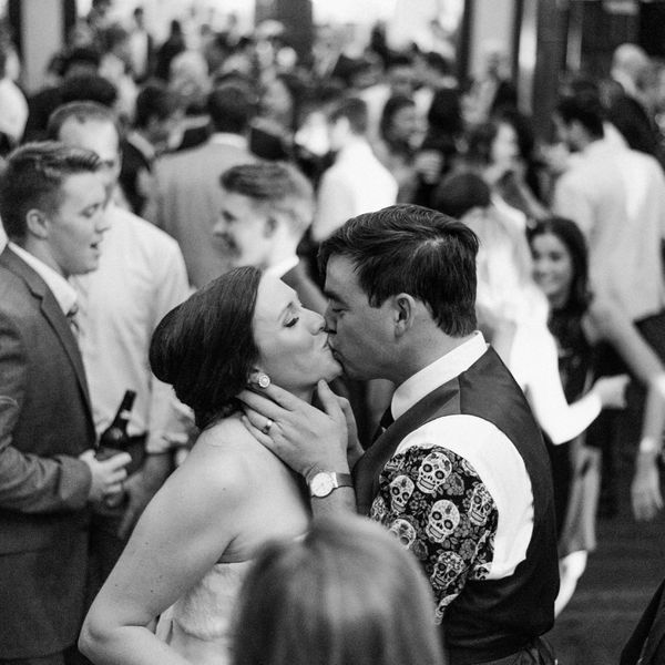 新郎和新娘在婚宴舞池接吻