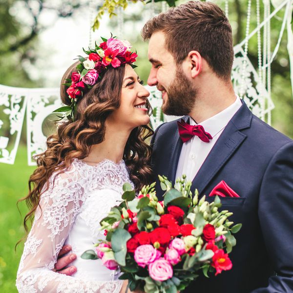 新娘花冠在户外婚礼