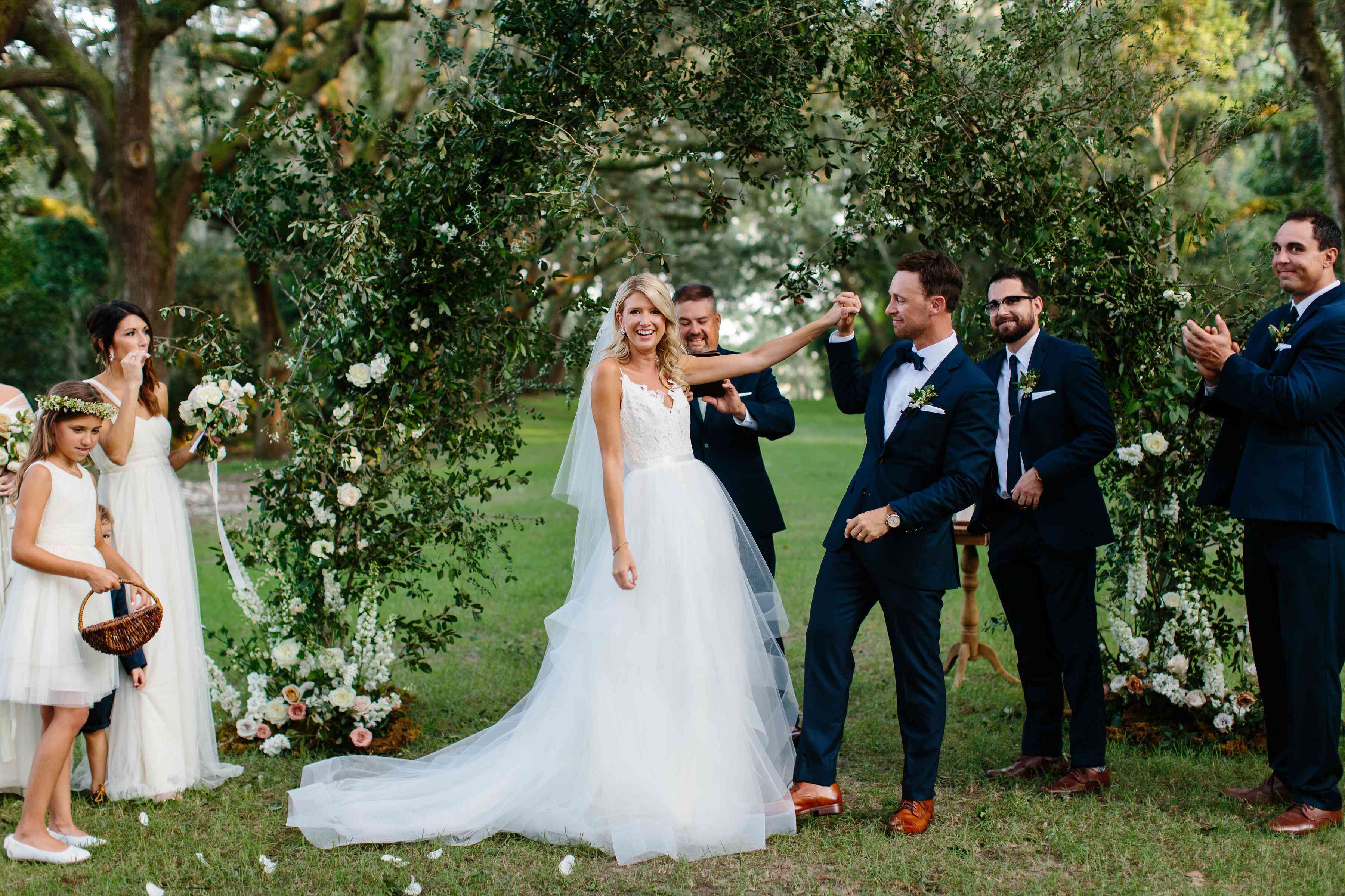 新郎在圣坛上炫耀新娘