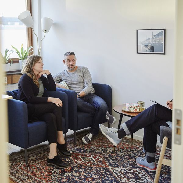 夫妇和治疗师说话