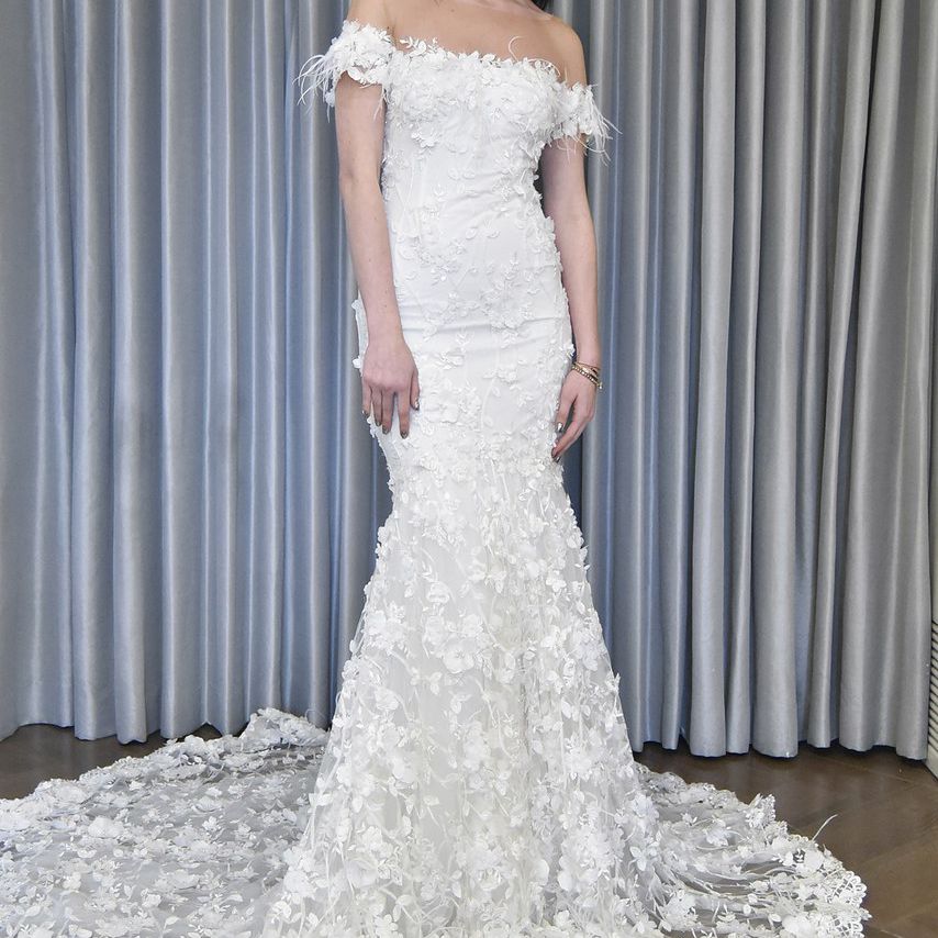 朱莉·维诺露肩婚纱