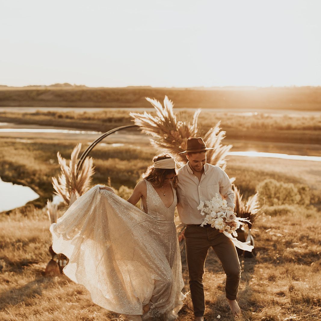 新娘和新郎从他们的婚礼祭坛上走回来