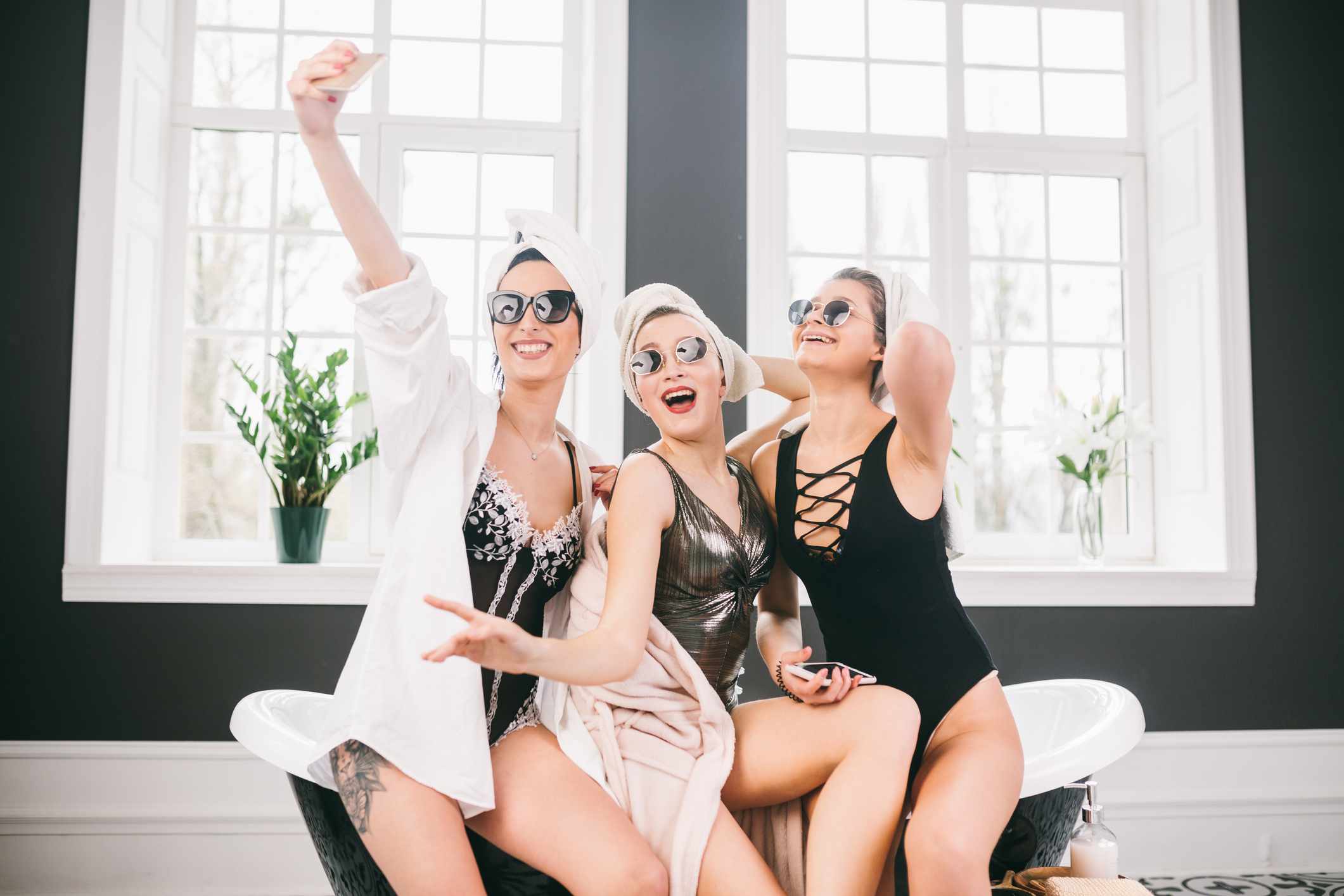 泳衣和长袍的女孩在水疗中心拍照