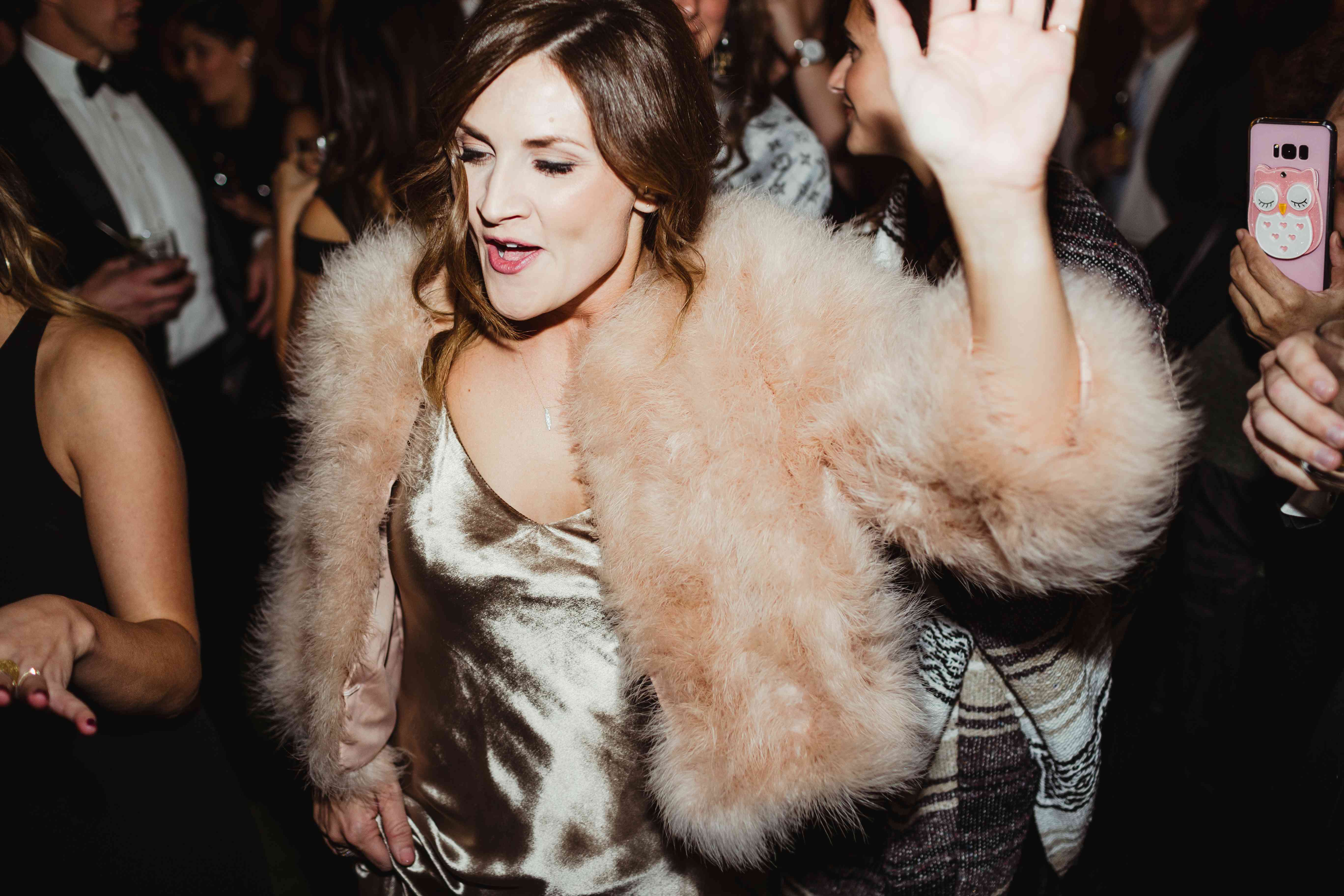 宾客在婚礼上跳舞