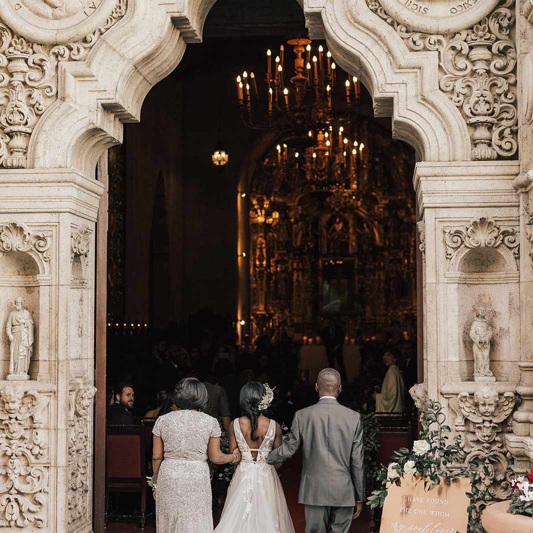 新娘和家长进入教堂