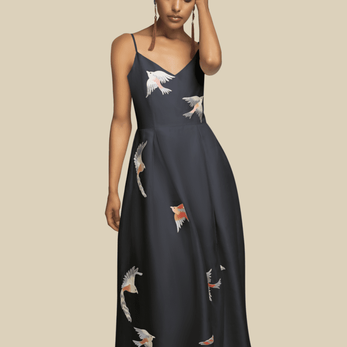 长刺绣黑色丝绸连衣裙