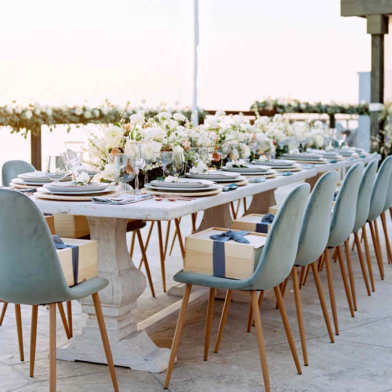 亲密的加州婚礼，蓝色天鹅绒接待椅子