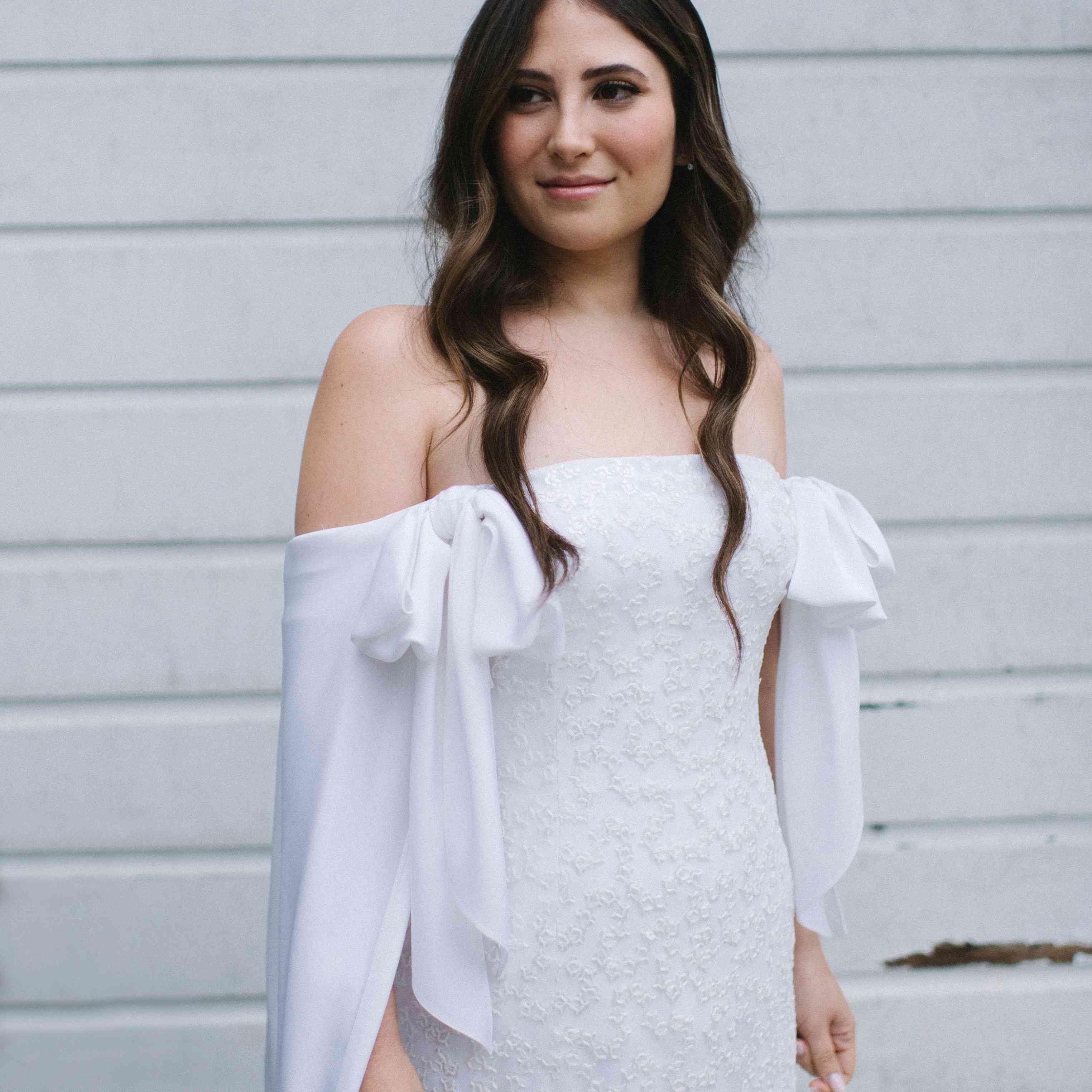 场外的肩婚纱礼服