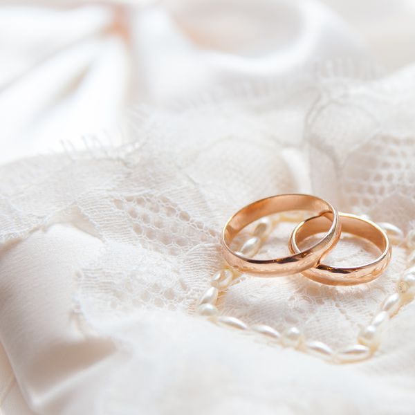 蕾丝枕头上有两枚结婚金戒指