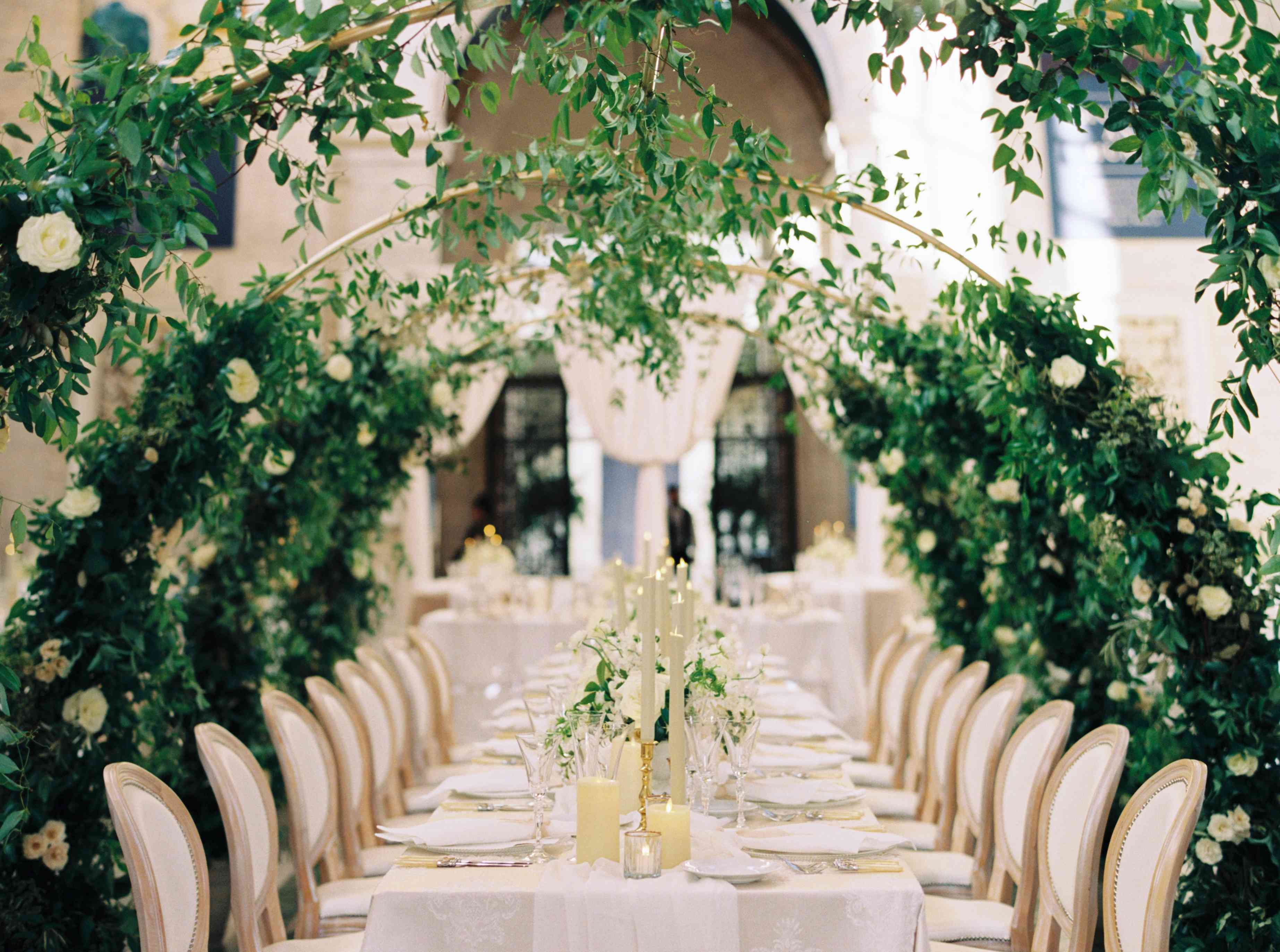 绿色拱形的接待桌