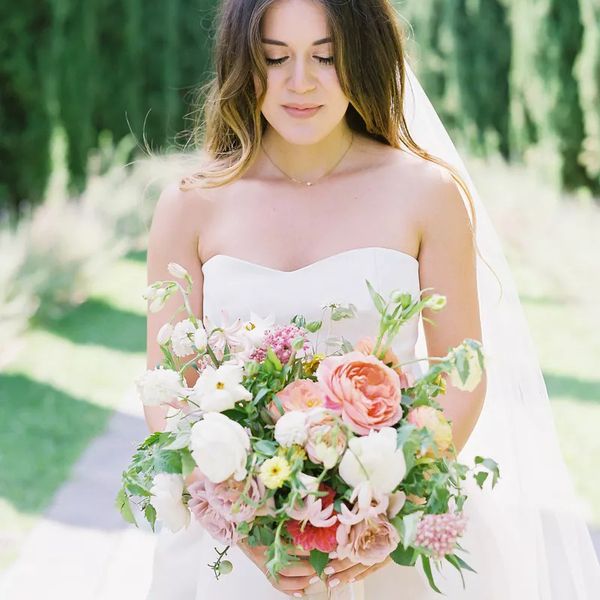 看下来的新娘拿着花束