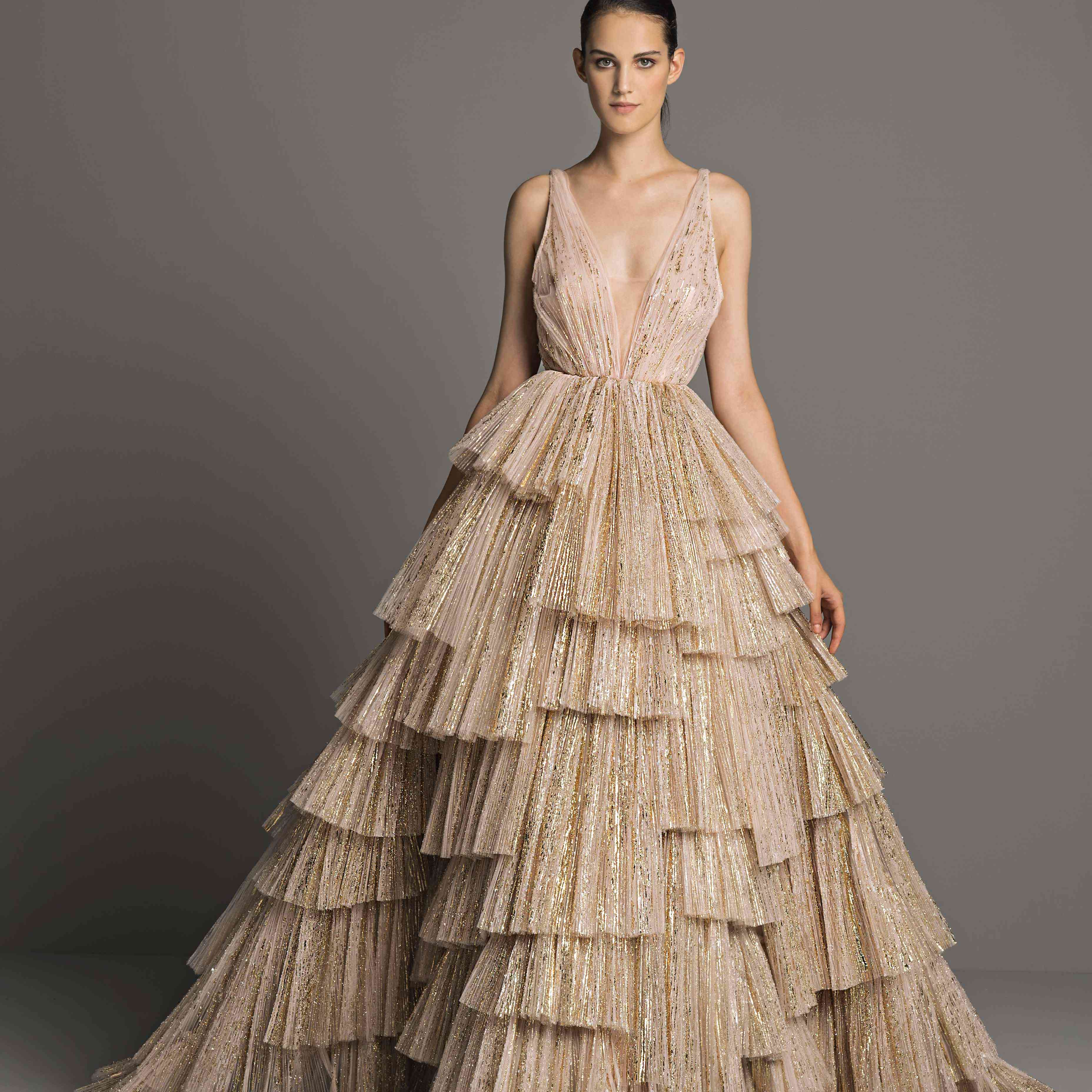 模型以金属打褶薄纱长礼服与深V领口