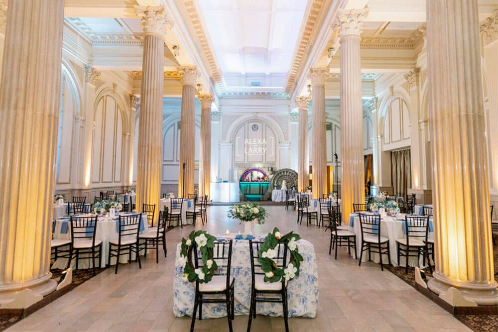 财政部内部在广场接待处展示了旧银行金库