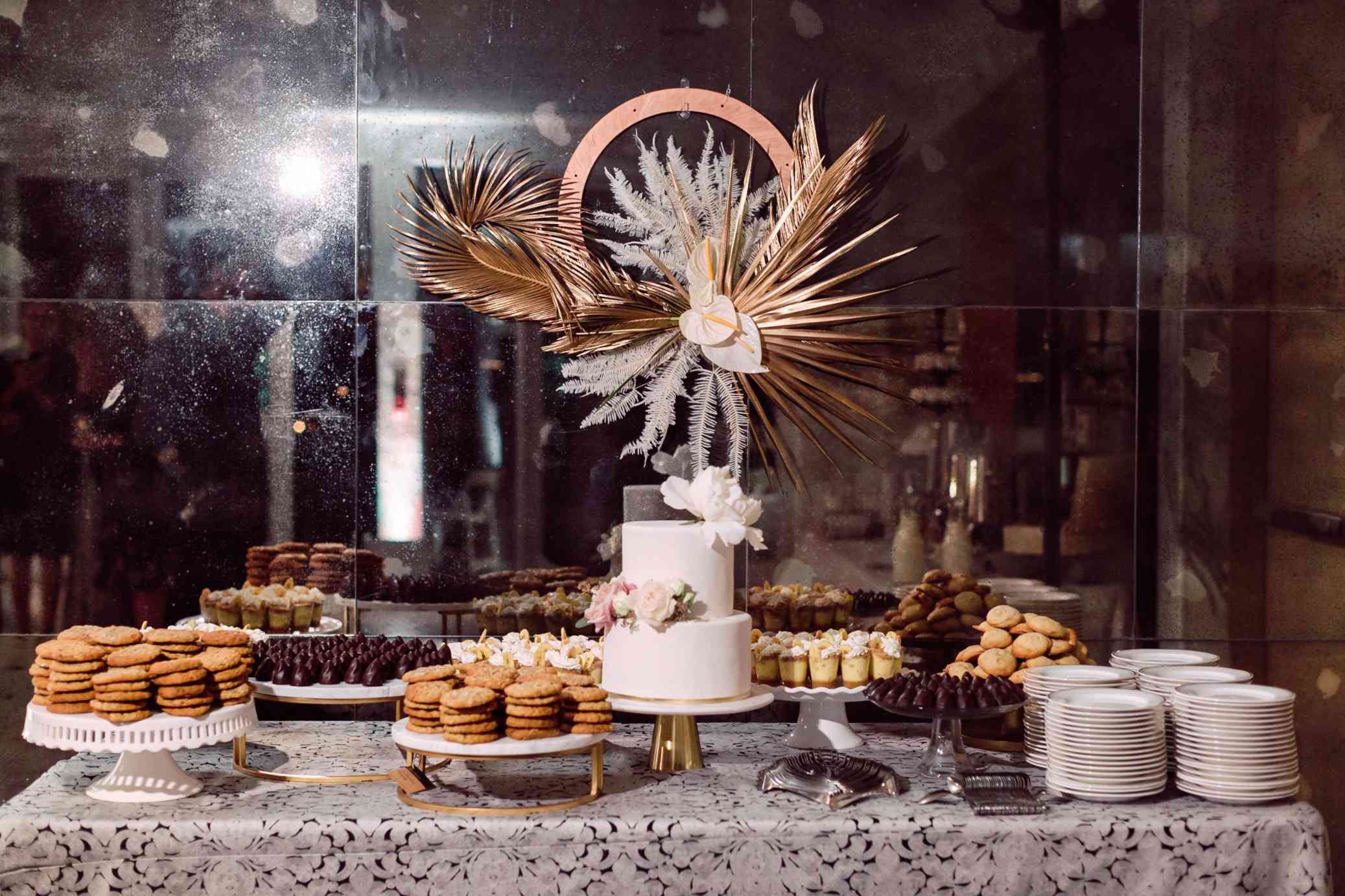 玫瑰金圆形设施装饰着百合花，蕨类植物和金色的棕榈叶