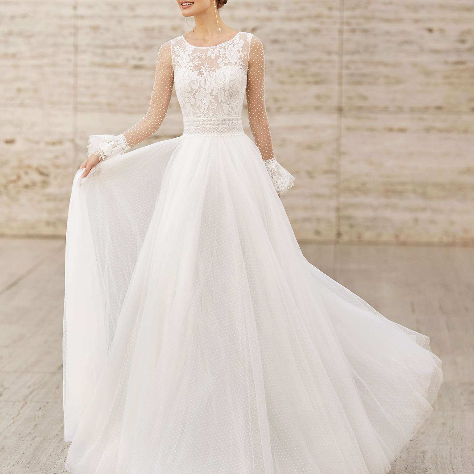 婚纱礼服的模型与幻觉领口和袖子