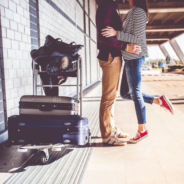 亲吻在机场的夫妇