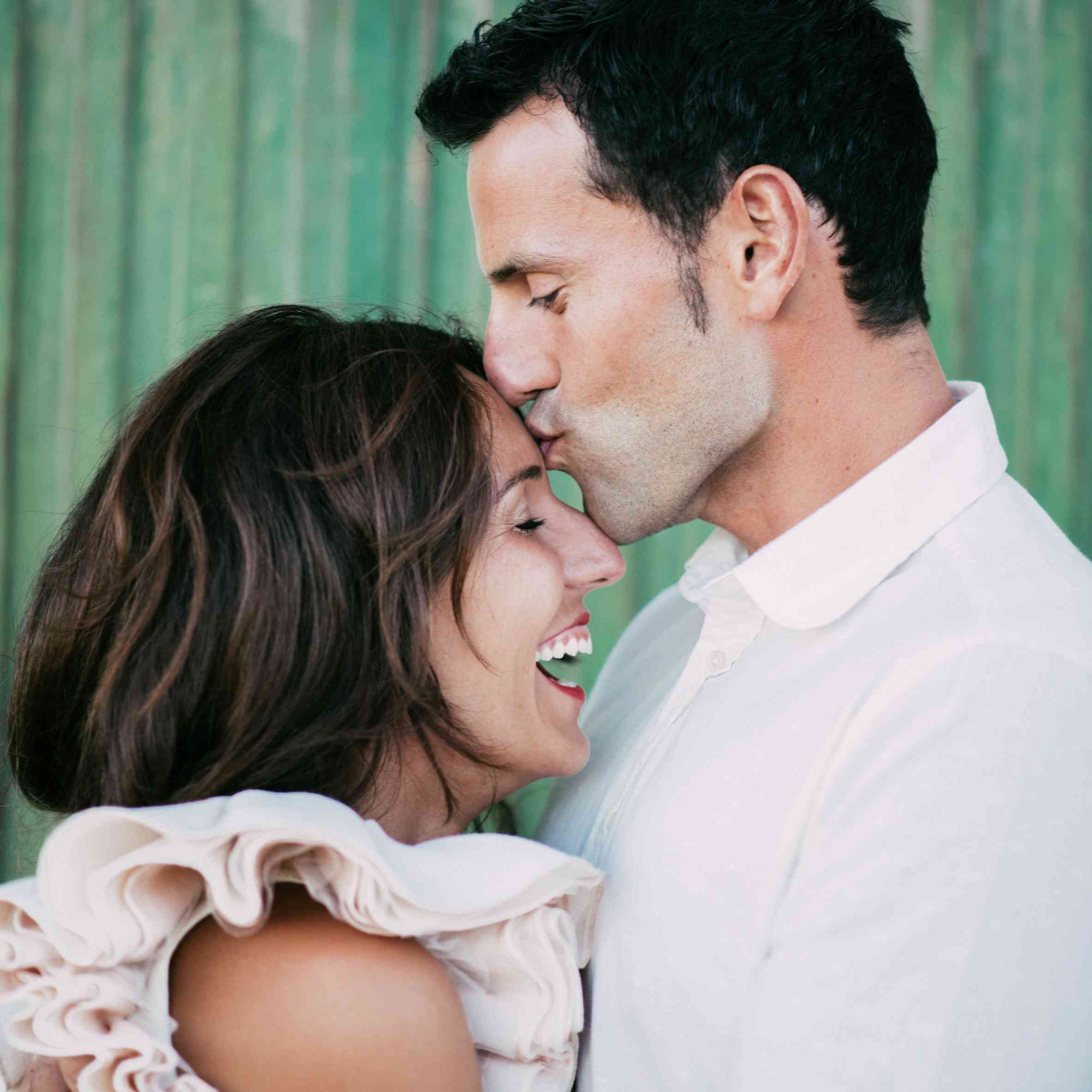 新娘和新郎亲吻