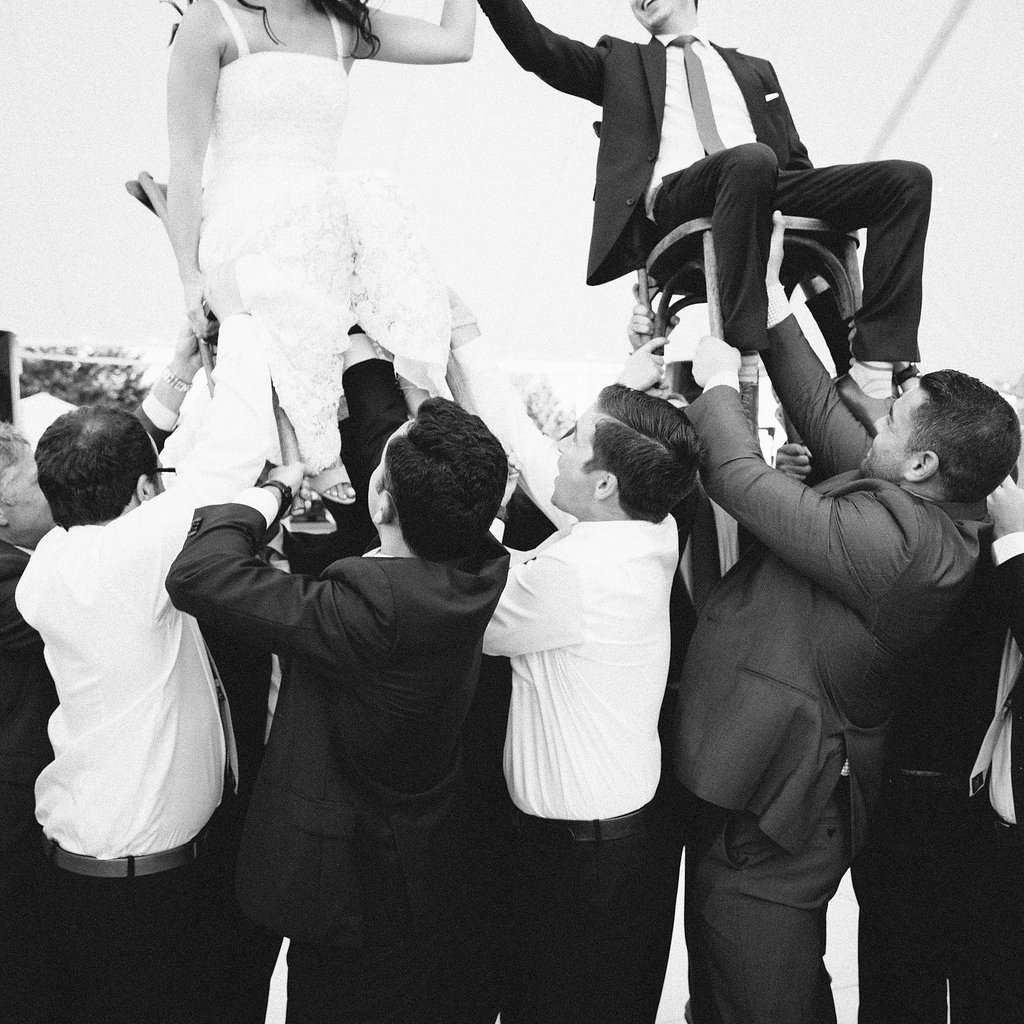 一对夫妇在椅子上跳舞