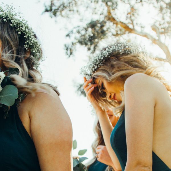 两个戴花冠的伴娘