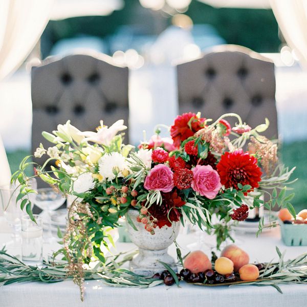 <P>粉红色和红色婚礼鲜花在甜心表</ P>