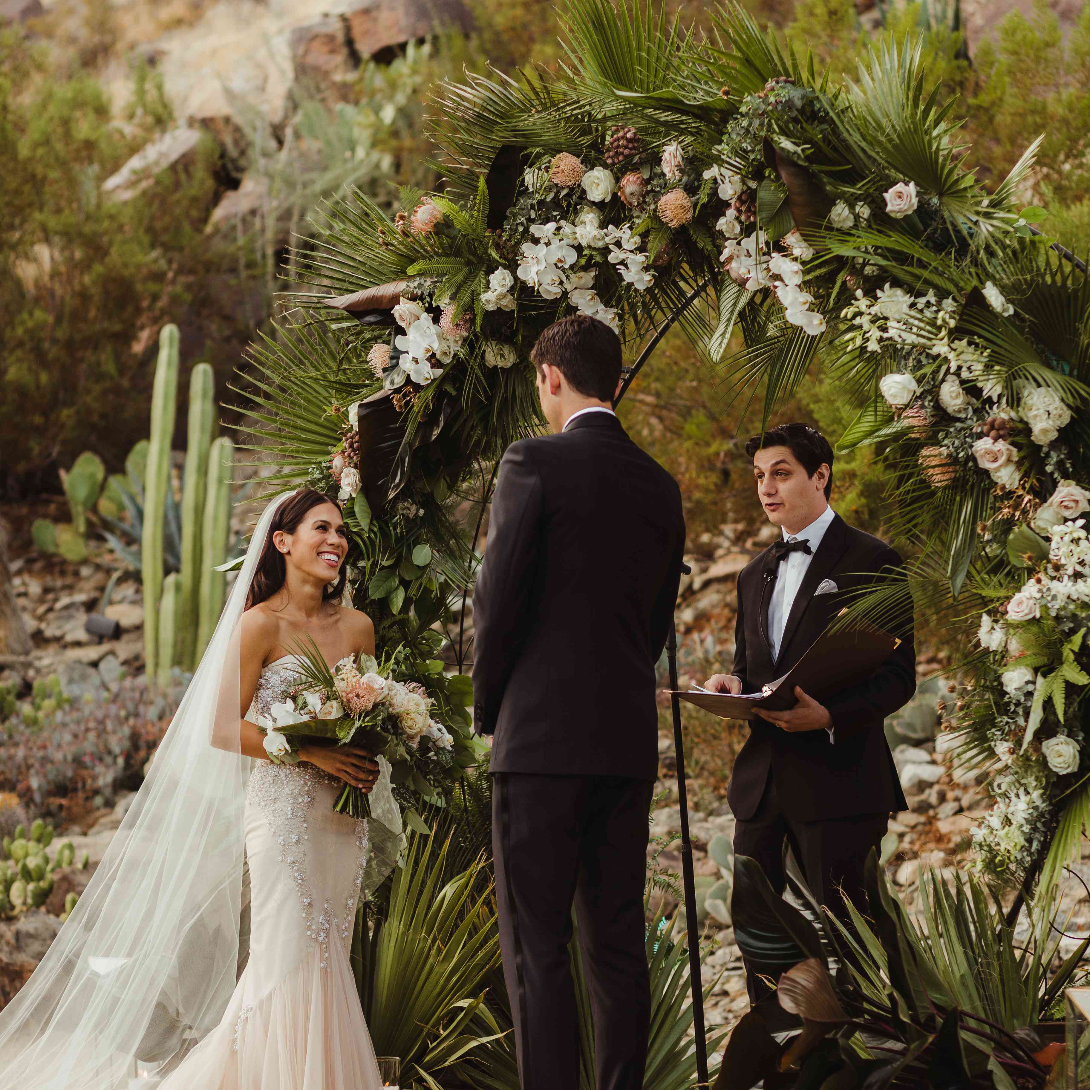 新娘和新郎在祭坛