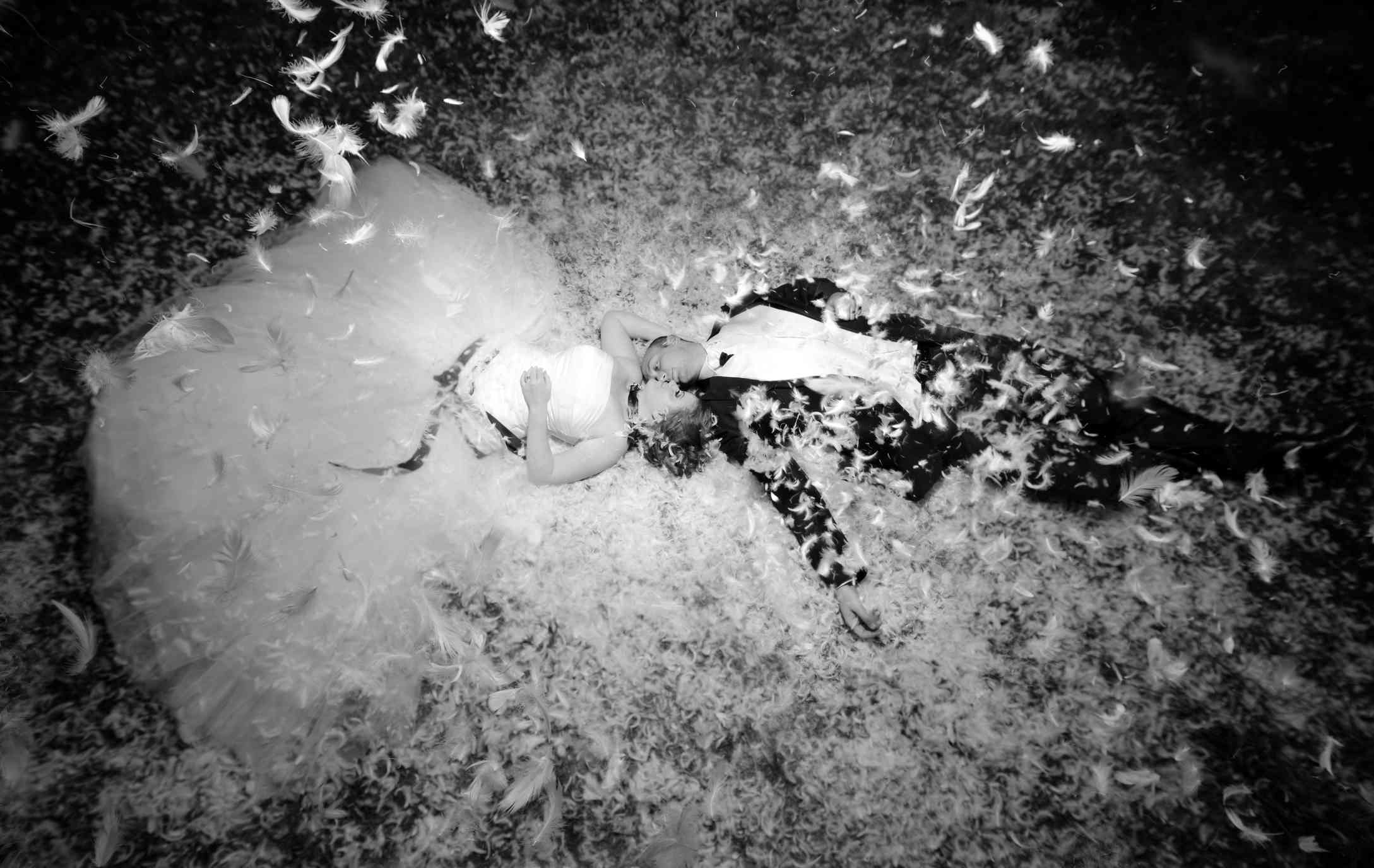 在一堆羽毛的新婚夫妇