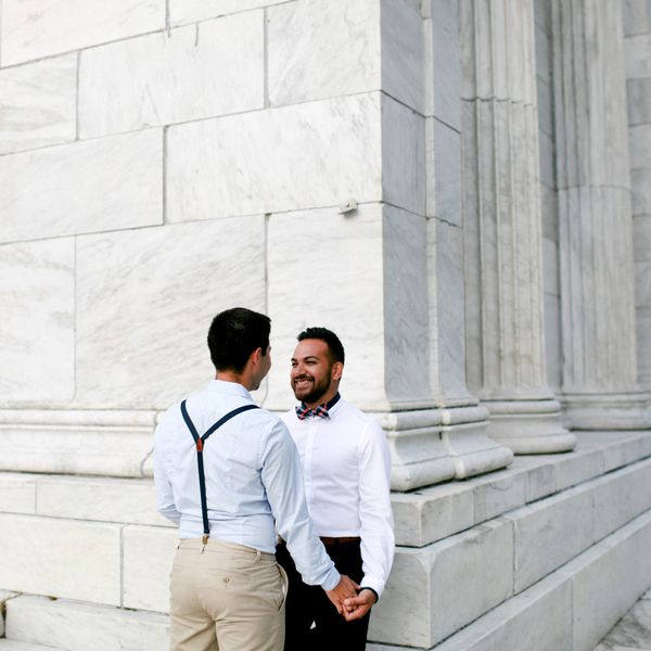 男夫妇手牵着手