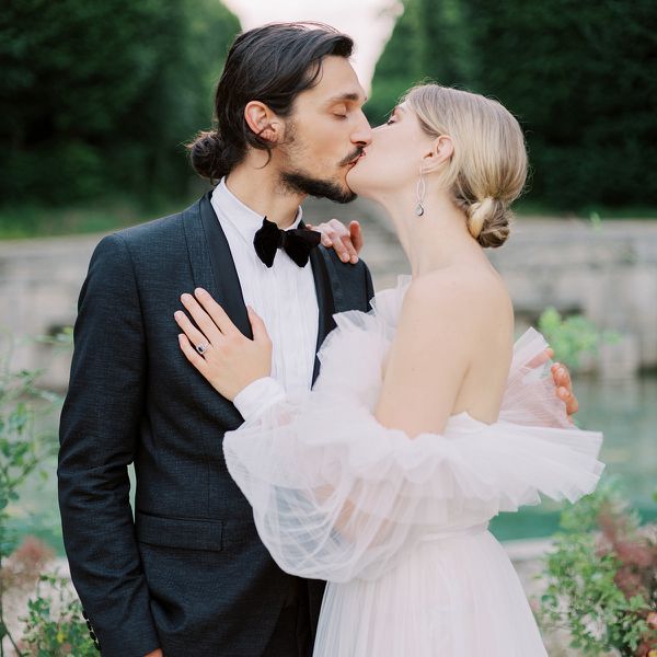 新娘和新郎接吻