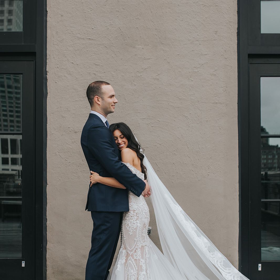 新娘和新郎拥抱