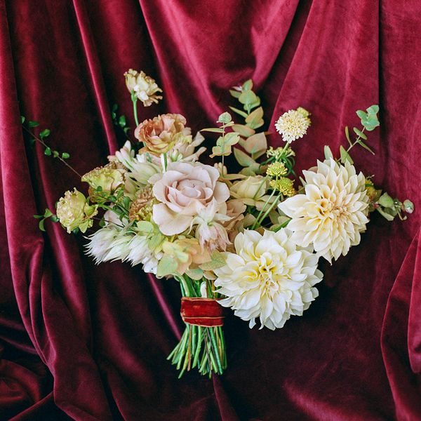 在天鹅绒背景的花束