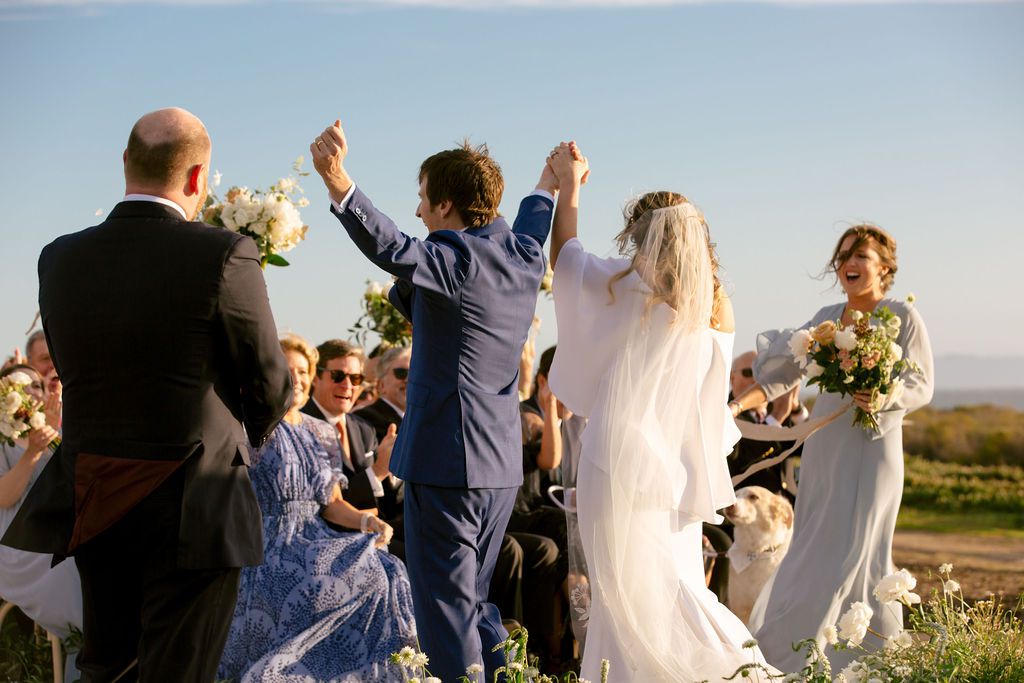 一对夫妇庆祝他们的正式婚礼