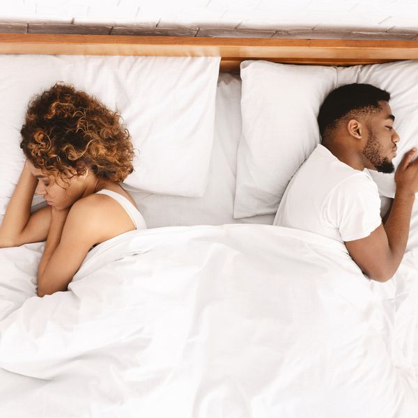 夫妻睡在床的两边