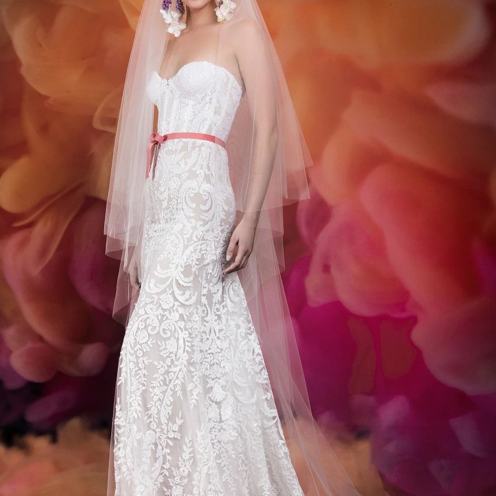 模特身着全花边无肩带礼服