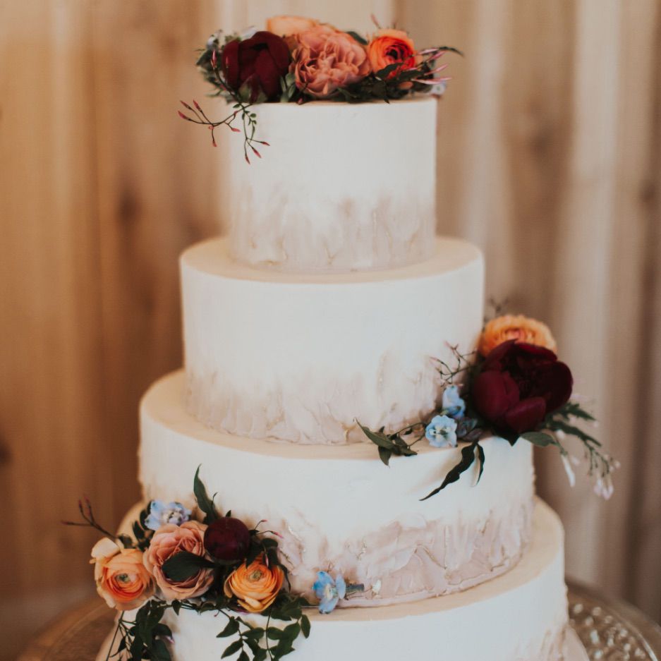 灰色和花的分层婚礼蛋糕