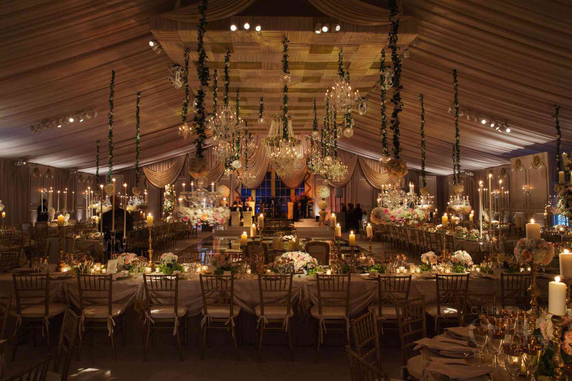 宽敞的帐篷空间的内部。